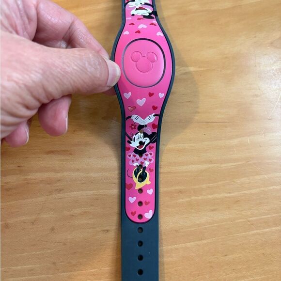 Disney Valentine's Day 2022 Mickey & Minnie Sweethearts Magic Band LE 3,460 - Picture 4 of 8